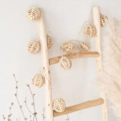 Maisons Du Monde Guirlandes Et Décorations Lumineuses Guirlande Lumineuse 10 LEDS En Fibre Végétale L180 -Luminaires Soldes 202 guirlande lumineuse 10 leds en fibre vegetale l180 1000 0 35 227052 2