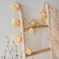 Maisons Du Monde Guirlandes Et Décorations Lumineuses Guirlande Lumineuse 10 LEDS En Fibre Végétale L180 -Luminaires Soldes 202 guirlande lumineuse 10 leds en fibre vegetale l180 1000 0 35 227052 3