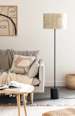 Maisons Du Monde Lampadaires Lampadaire En Métal Noir, Bois D'acacia Et Abat-jour En Coton écru à Motifs Visages H145 -Luminaires Soldes 202 lampadaire en metal noir bois d acacia et abat jour en coton ecru a motifs visages h145 1000 2 21 221257 3