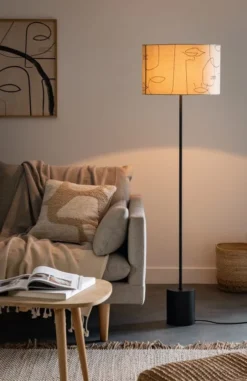 Maisons Du Monde Lampadaires Lampadaire En Métal Noir, Bois D'acacia Et Abat-jour En Coton écru à Motifs Visages H145 -Luminaires Soldes 202 lampadaire en metal noir bois d acacia et abat jour en coton ecru a motifs visages h145 1000 2 21 221257 4