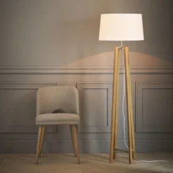Maisons Du Monde Lampadaires Lampadaire Trépied En Chêne Et Abat-jour Blanc H160 -Luminaires Soldes 202 lampadaire trepied en chene et abat jour blanc h160 1000 0 16 174471 5