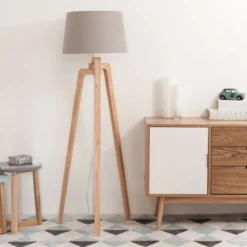 Maisons Du Monde Lampadaires Lampadaire Trépied En Paulownia Et Abat-jour Gris H150 -Luminaires Soldes 202 lampadaire trepied en paulownia et abat jour gris h150 1000 10 16 146550 4