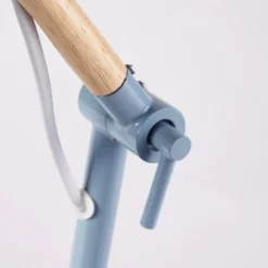 Maisons Du Monde Lampes De Chevet Enfant Lampe De Bureau En Métal Bleu Et Hévéa -Luminaires Soldes 202 lampe de bureau en metal bleu et hevea 1000 5 20 181650 5